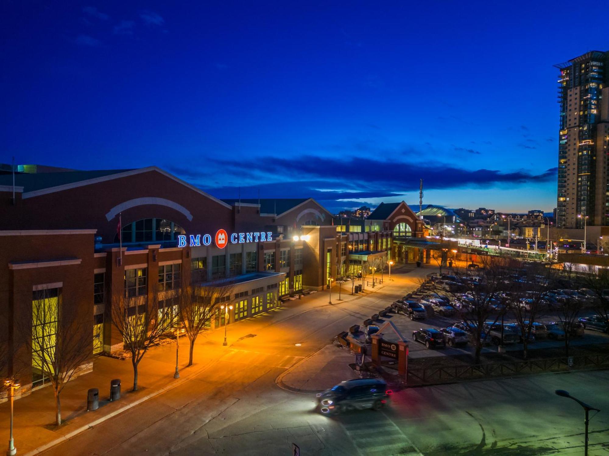 Unbeatable Downtown Experience- Walk To Bars, Casino, Stampede & Saddledome Plus Bonus Banff Pass, Parking & Wine! YYC Dış mekan fotoğraf