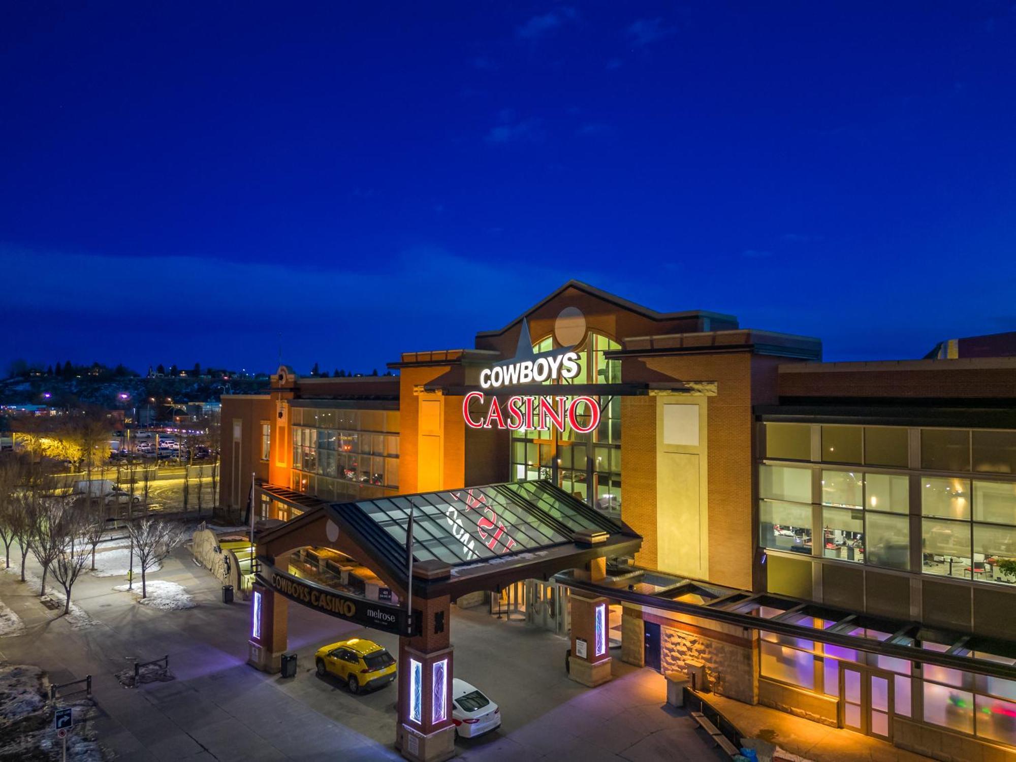 Unbeatable Downtown Experience- Walk To Bars, Casino, Stampede & Saddledome Plus Bonus Banff Pass, Parking & Wine! YYC Dış mekan fotoğraf