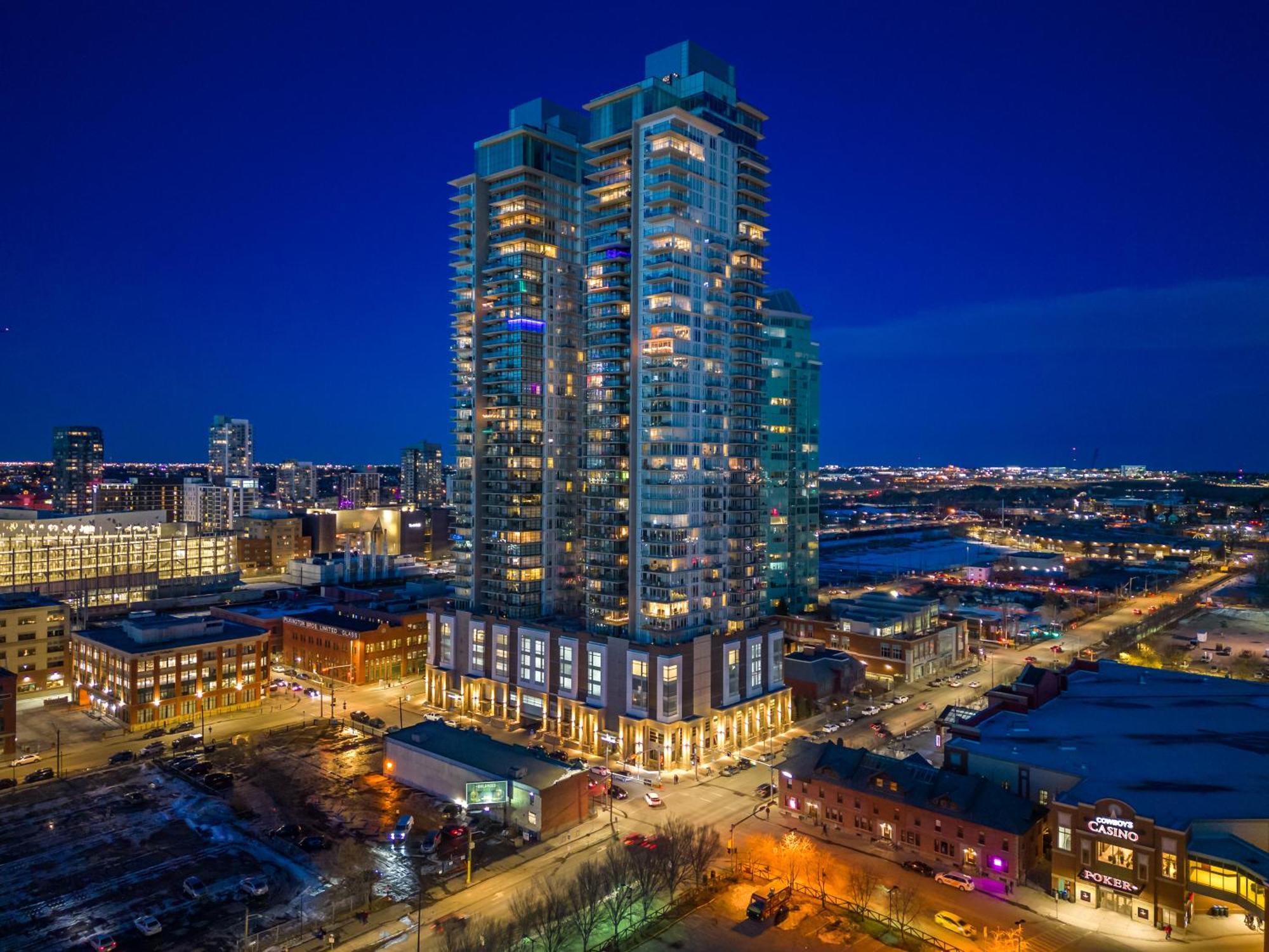 Unbeatable Downtown Experience- Walk To Bars, Casino, Stampede & Saddledome Plus Bonus Banff Pass, Parking & Wine! YYC Dış mekan fotoğraf