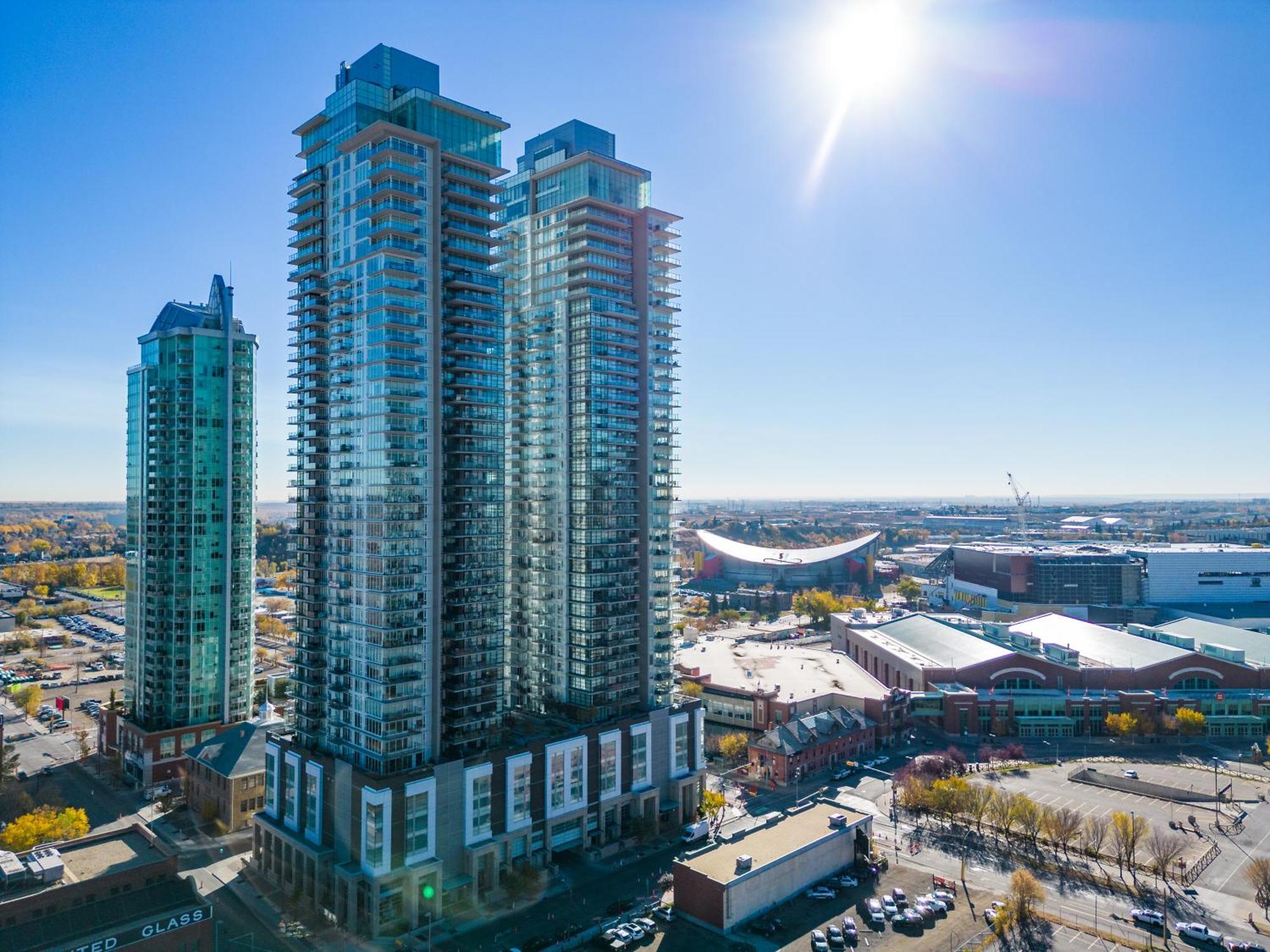 Unbeatable Downtown Experience- Walk To Bars, Casino, Stampede & Saddledome Plus Bonus Banff Pass, Parking & Wine! YYC Dış mekan fotoğraf
