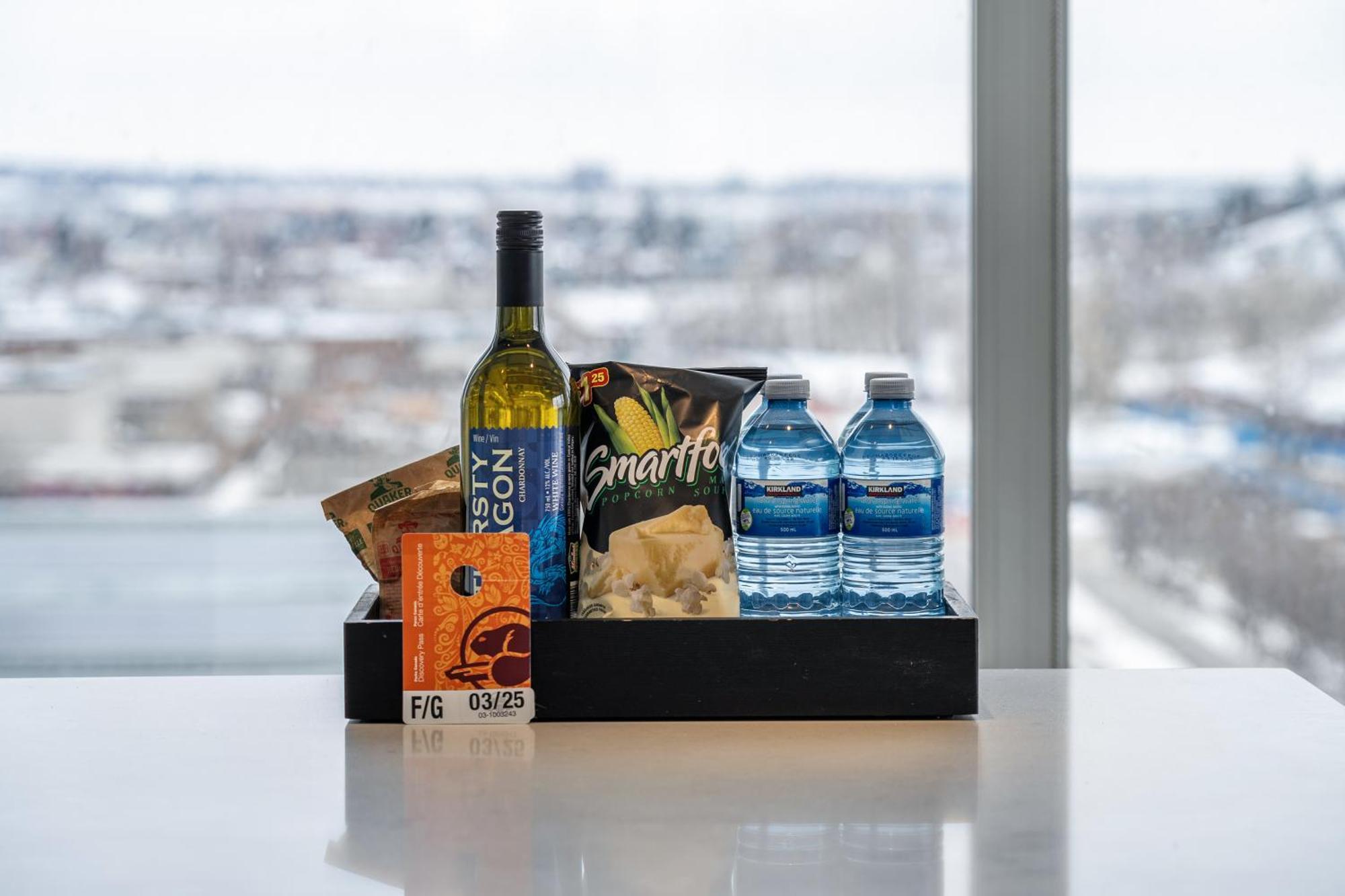 Unbeatable Downtown Experience- Walk To Bars, Casino, Stampede & Saddledome Plus Bonus Banff Pass, Parking & Wine! YYC Dış mekan fotoğraf